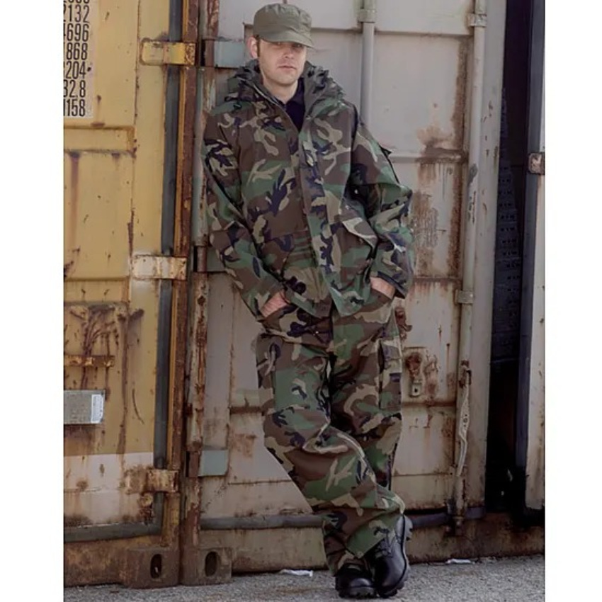 Mil-Tec US Woodland jacket σε χρήση με αντίστοιχο παντελόνι, το παντελόνι πωλείται χωριστά