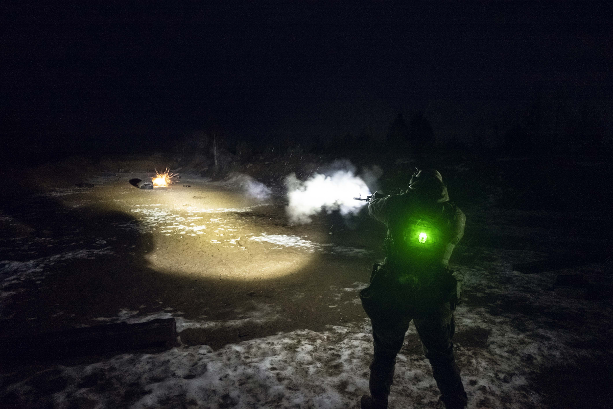 Armytek Crystal Pro IR με πράσινο φωτισμό σε νυχτερινή χρήση